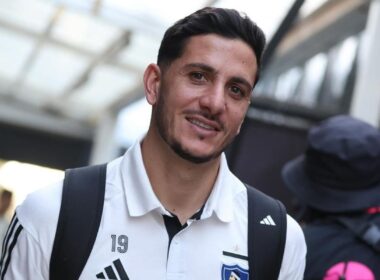Primer plano a Gonzalo Castellani con camiseta de Colo-Colo.