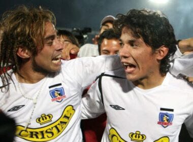 Jorge Valdivia y Matías Fernández celebrando el título de Apertura 2006 con la camiseta de Colo-Colo.
