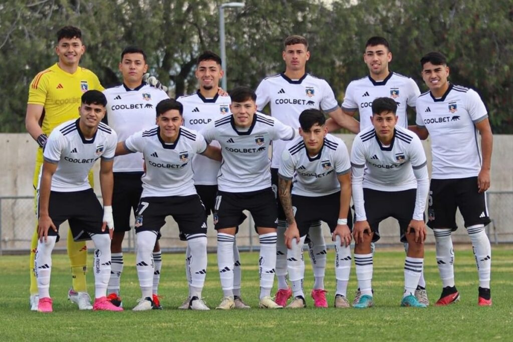 Formación titular de Colo-Colo Proyección en el Centro Deportivo Azul