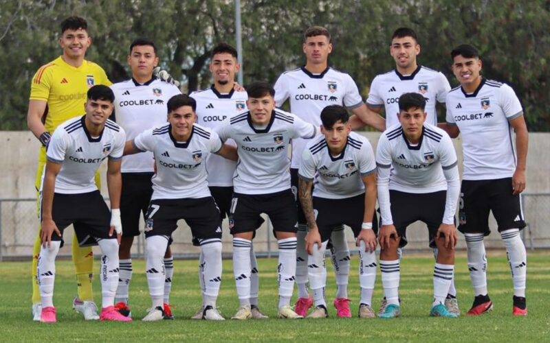 Formación titular de Colo-Colo Proyección en el Centro Deportivo Azul