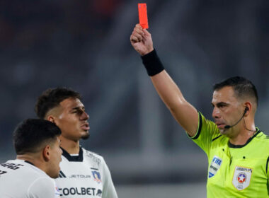 El juez Juan Lara expulsando a Esteban Pavez en el duelo frente a Deportes Copiapó