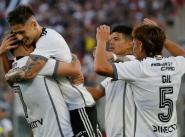 Jugadores de Colo-Colo celebrando abrazados un gol en el Estadio Monumental.