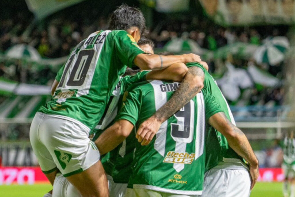 Jugadores de Banfield celebrando un gol de Milton Giménez