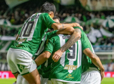 Jugadores de Banfield celebrando un gol de Milton Giménez