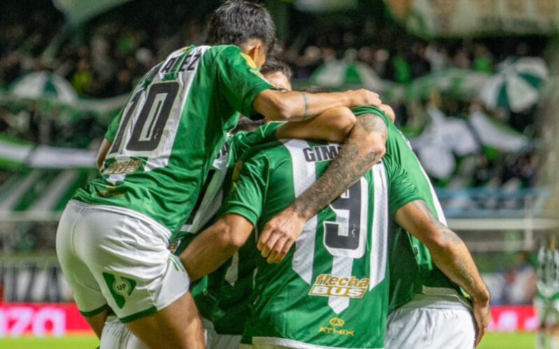 Jugadores de Banfield celebrando un gol de Milton Giménez