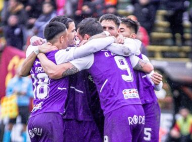 Octavio Rivero celebrando un gol con el plantel de Defensor Sporting.