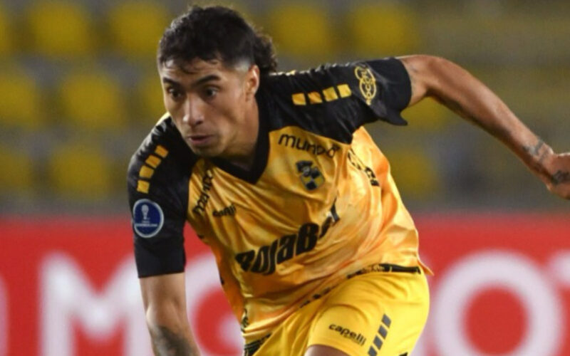 Primer plano al jugador Luciano Cabral