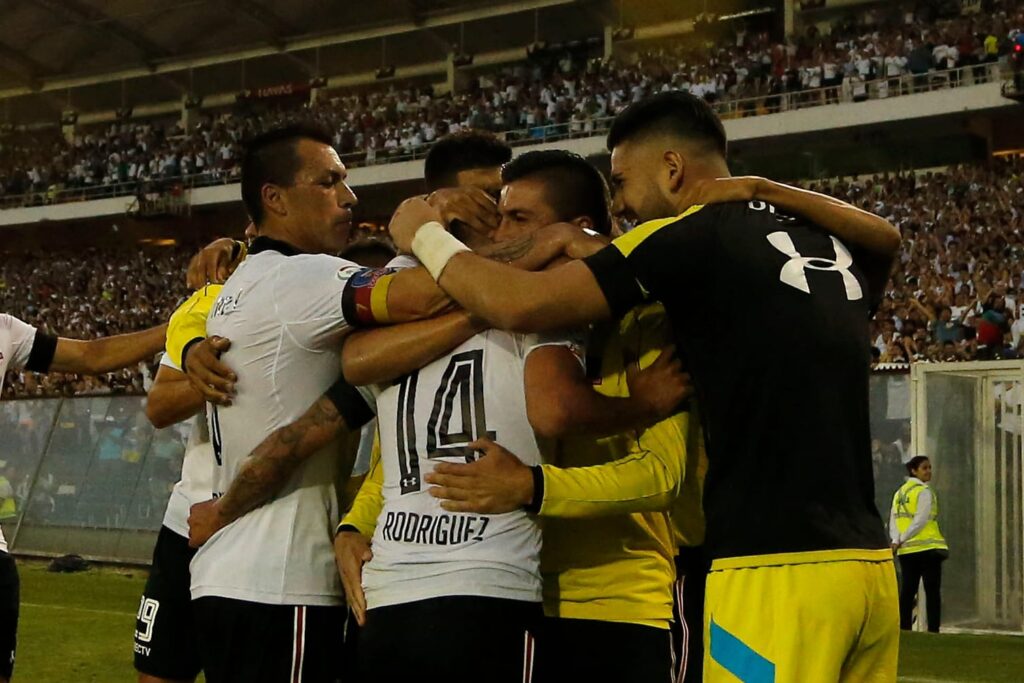 Jugadores de Colo-Colo celebrando un gol en el Estadio Monumental.