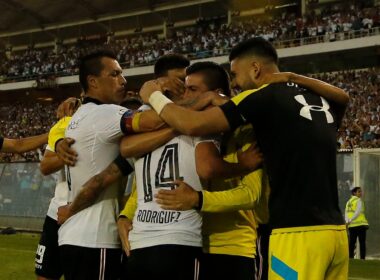 Jugadores de Colo-Colo celebrando un gol en el Estadio Monumental.