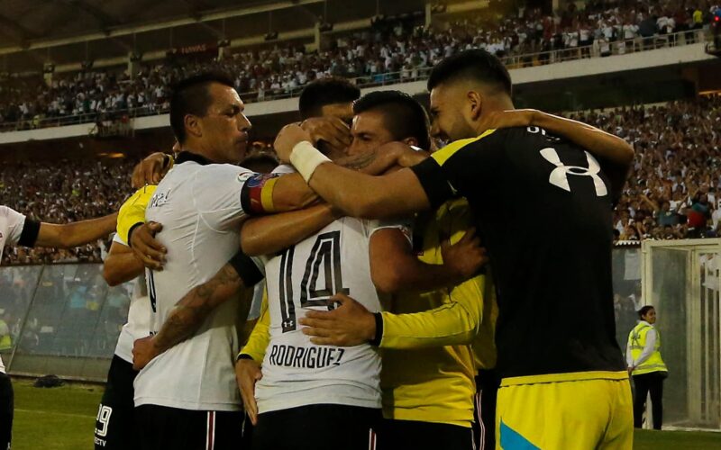 Jugadores de Colo-Colo celebrando un gol en el Estadio Monumental.