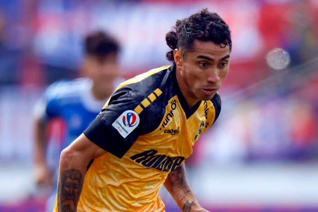 Primer plano a Luciano Cabral enfrentando a Universidad de Chile con camiseta de Coquimbo Unido.