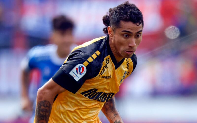 Primer plano a Luciano Cabral enfrentando a Universidad de Chile con camiseta de Coquimbo Unido.