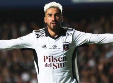 Juan Martín Lucero celebrando un gol contra Real Betis con Colo-Colo.