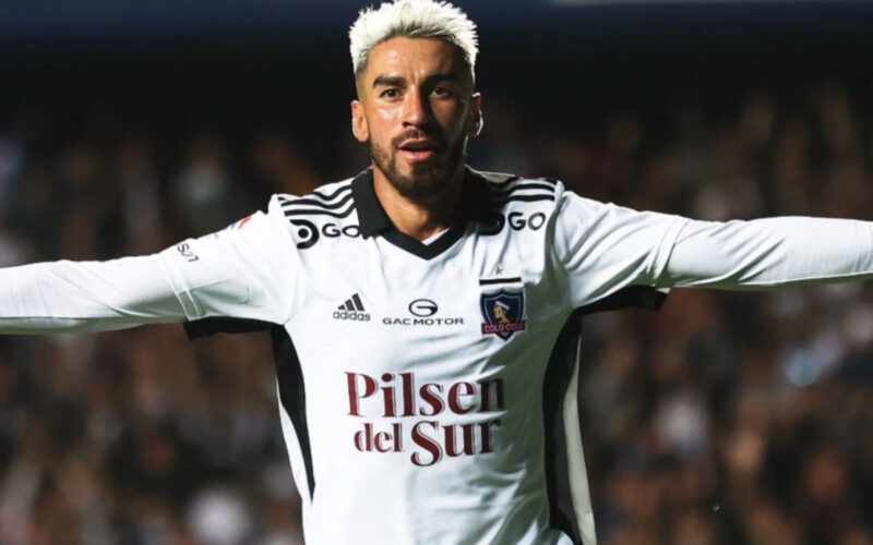Juan Martín Lucero celebrando un gol contra Real Betis con Colo-Colo.