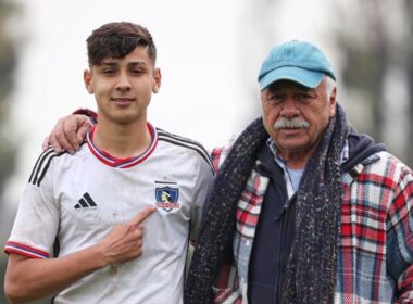 Franco Garrido y Carlos Caszely abrazados tras el triunfo de Colo-Colo