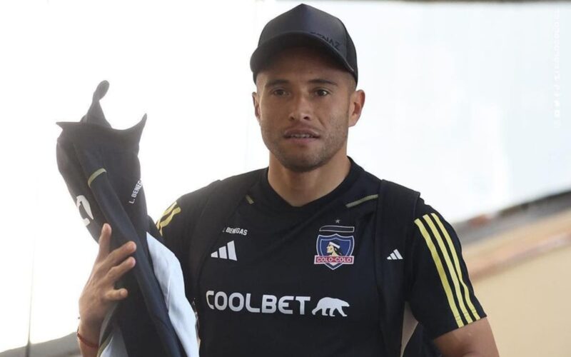 Leandro Benegas con indumentaria de Colo-Colo