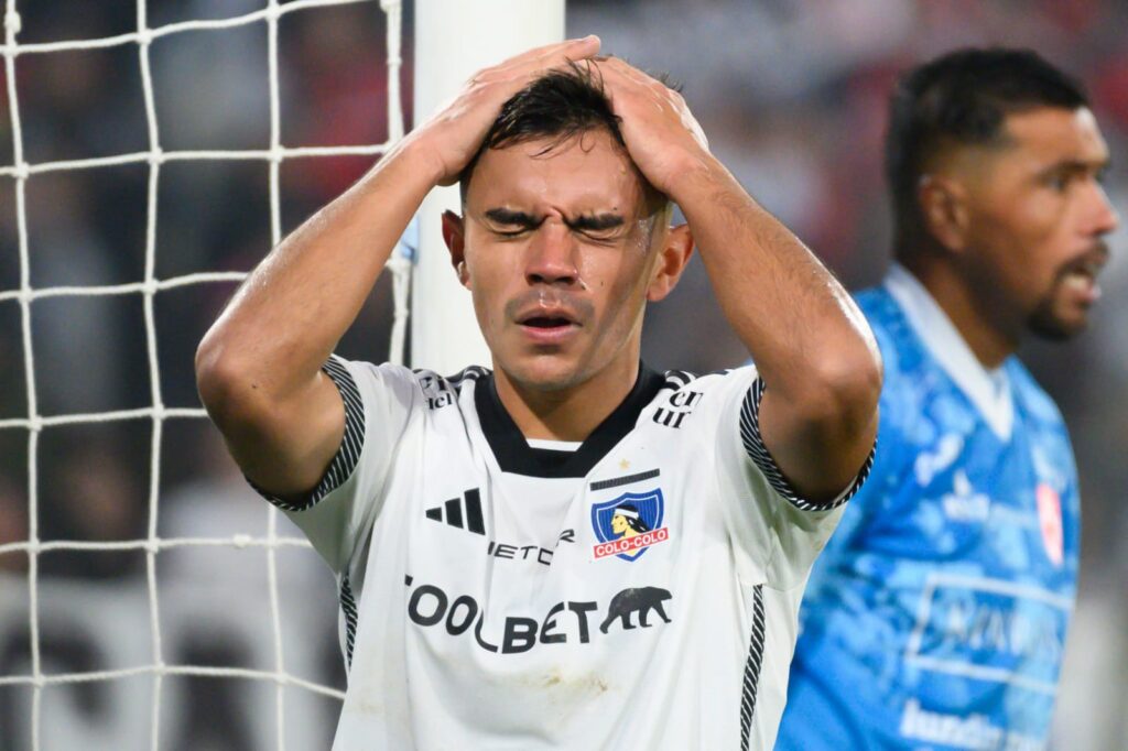 Vicente Pizarro lamentándose con la camiseta de Colo-Colo