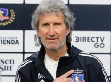 Daniel Morón con indumentaria de Colo-Colo en la sala de prensa del Estadio Monumental