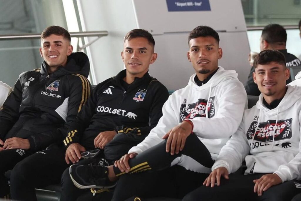 Bruno Gutiérrez, Vicente Pizarro, Daniel Gutiérrez y Alexander Oroz con indumentaria de Colo-Colo