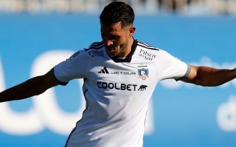 Primer plano a Ramiro González con camiseta de Colo-Colo
