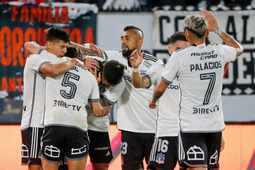 Plantel de Colo-Colo celebrando un gol en el Estadio Monumental