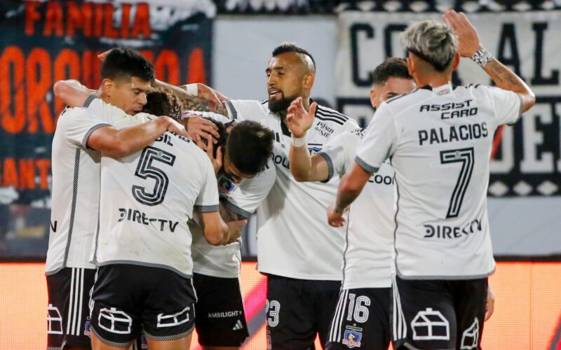 Plantel de Colo-Colo celebrando un gol en el Estadio Monumental