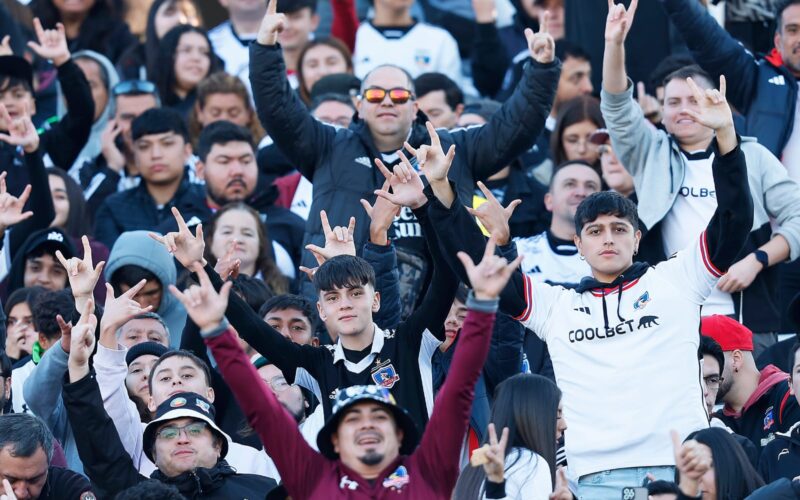 Hinchada de Colo-Colo durante un partido en el Estadio Monumental.