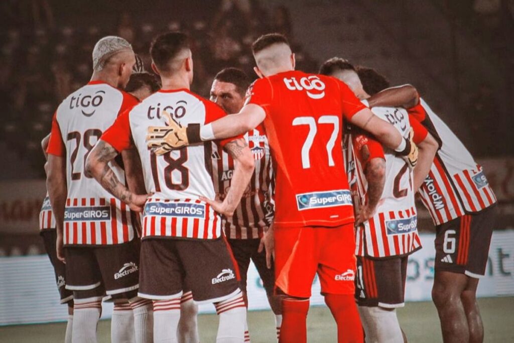 Plantel de Junior de Barranquilla abrazado