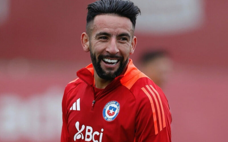 Mauricio Isla con indumentaria de entrenamiento en un partido de la Selección Chilena.