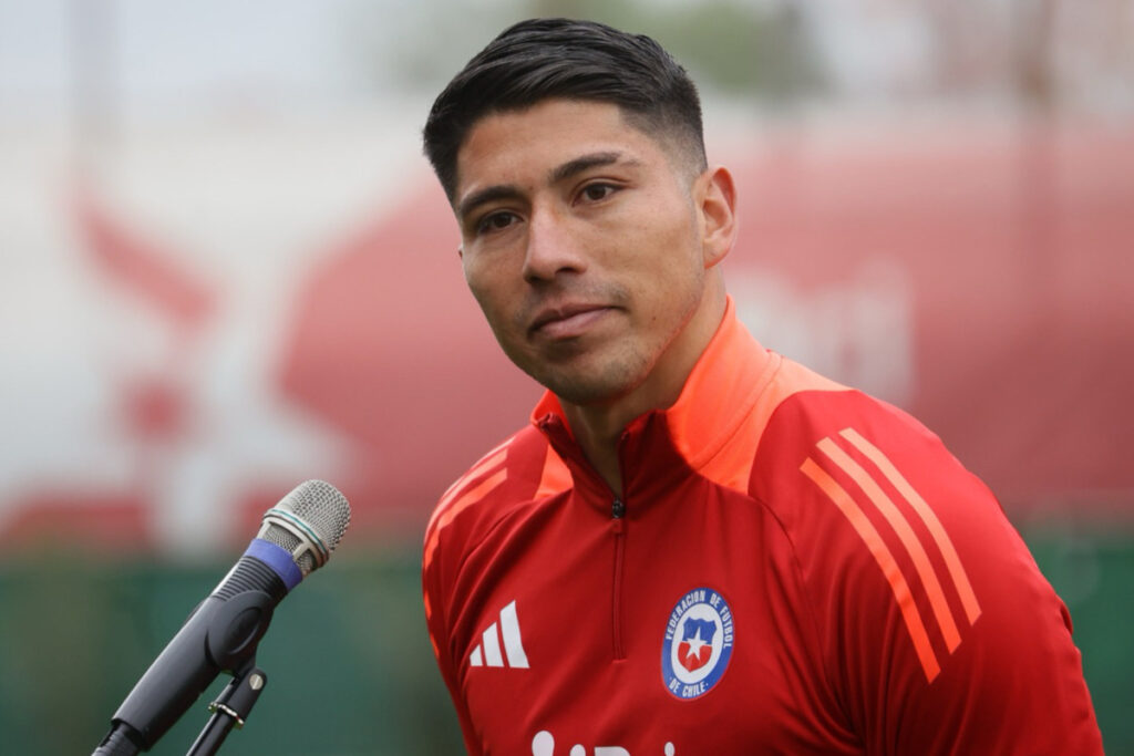 Brayan Cortés en Juan Pinto Durán con indumentaria de la Selección Chilena.