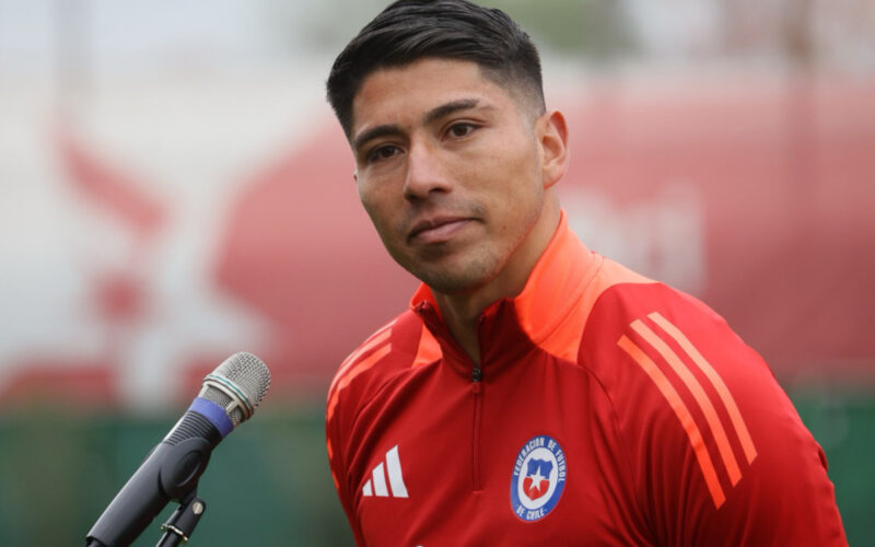 Brayan Cortés en Juan Pinto Durán con indumentaria de la Selección Chilena.