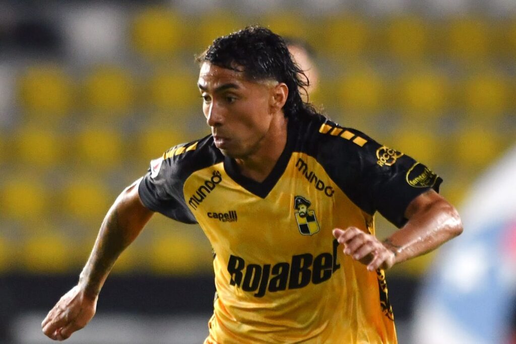 Luciano Cabral con la camiseta de Coquimbo Unido
