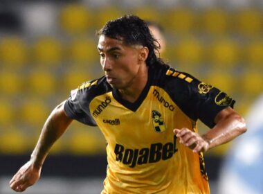 Luciano Cabral con la camiseta de Coquimbo Unido