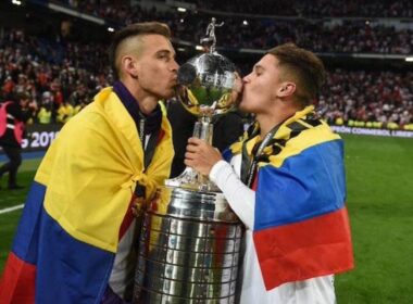 Juan Fernando Quintero besando la Copa Libertadores ganada con River Plate