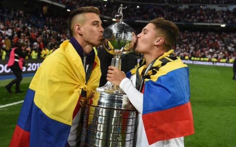 Juan Fernando Quintero besando la Copa Libertadores ganada con River Plate