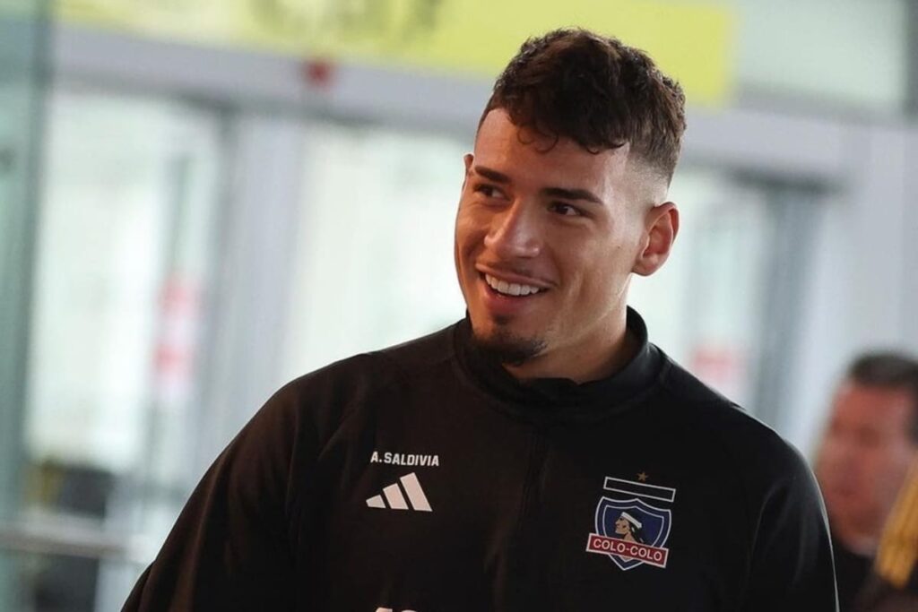 Alan Saldivia sonriendo con indumentaria de Colo-Colo.