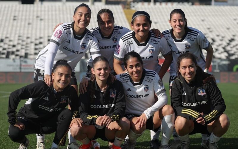 Plantel de Colo-Colo Femenino en el Estadio Monumental.