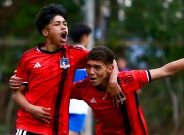 Jugadores del Fútbol Joven Colo-Colo celebrando un gol.