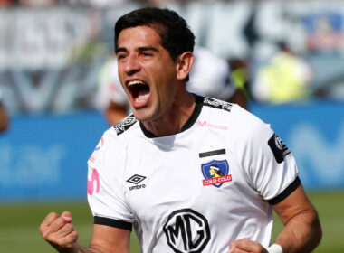 Julio Barroso celebrando su gol con Colo-Colo frente a Universidad de Chile en el Estadio Nacional.
