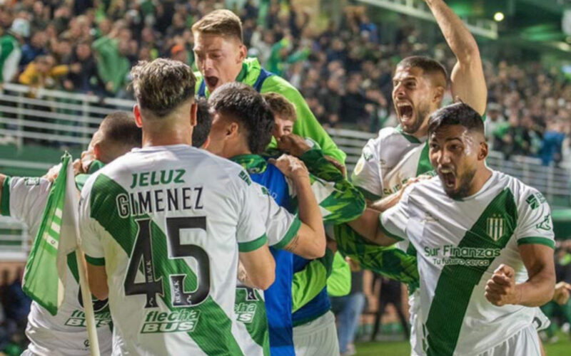Jugadores de Banfield celebrando un gol