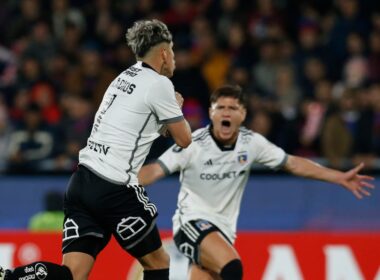 Carlos Palacios y Leonardo Gil celebrando un gol de Colo-Colo.