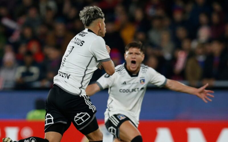 Carlos Palacios y Leonardo Gil celebrando un gol de Colo-Colo.