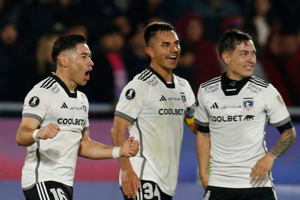 Óscar Opazo, Vicente Pizarro y Cristián Zavala celebrando la clasificación a octavos de final de Copa Libertadores.