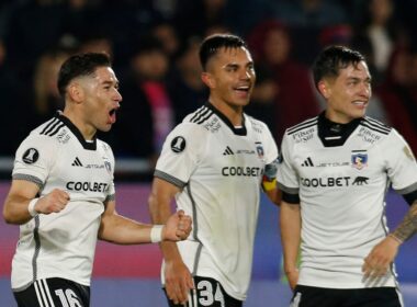 Óscar Opazo, Vicente Pizarro y Cristián Zavala celebrando la clasificación a octavos de final de Copa Libertadores.
