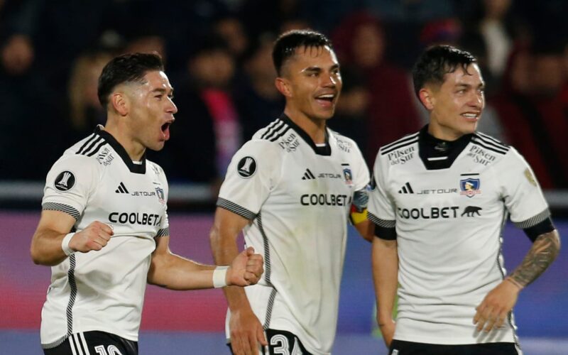 Óscar Opazo, Vicente Pizarro y Cristián Zavala celebrando la clasificación a octavos de final de Copa Libertadores.