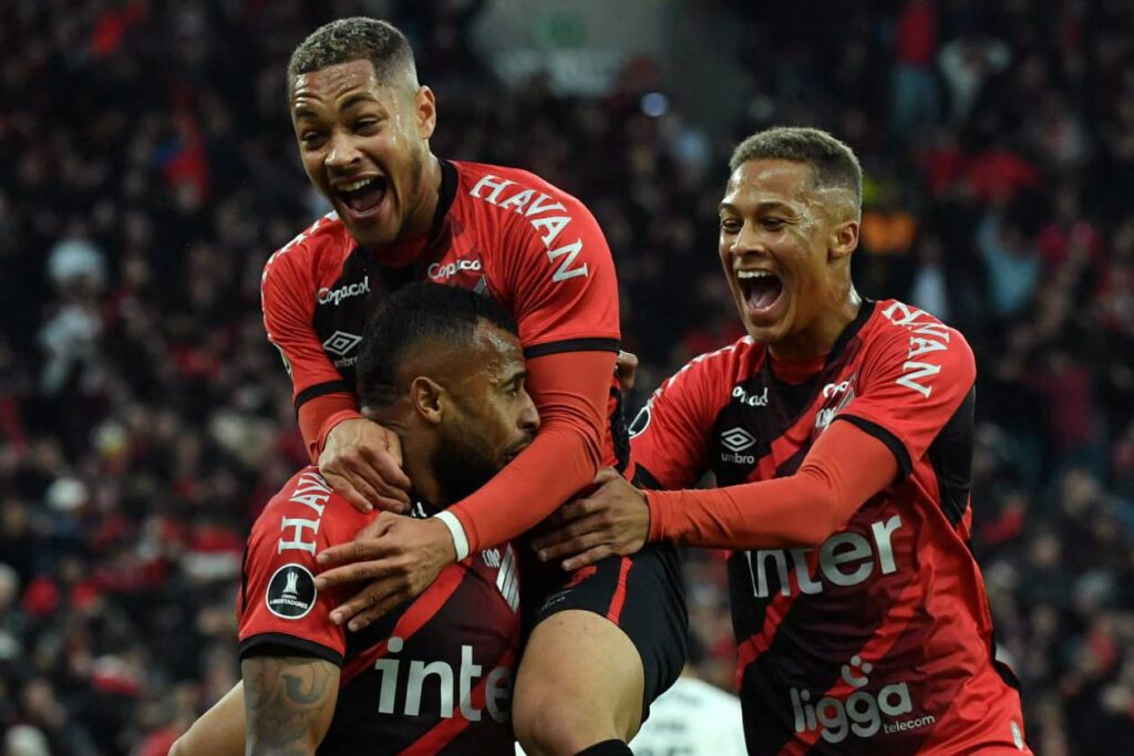 Jugadores de Athletico Paranaense celebrando un gol.