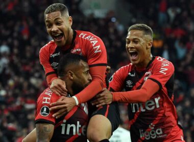 Jugadores de Athletico Paranaense celebrando un gol.