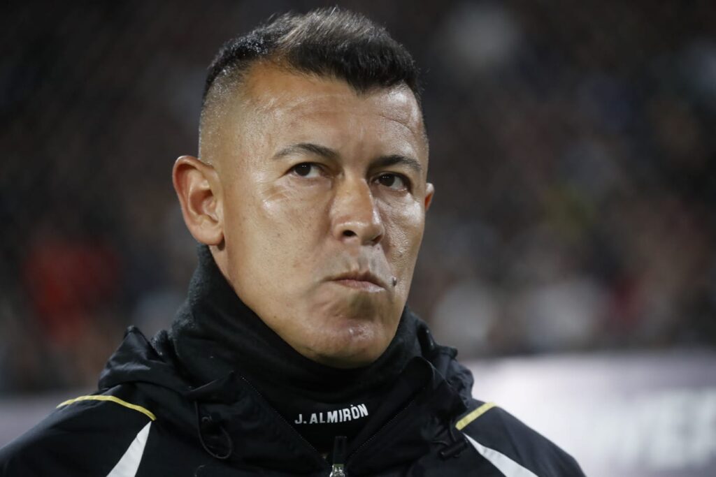 Jorge Almirón con cara de seriedad en el Estadio Monumental.