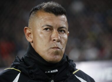 Jorge Almirón con cara de seriedad en el Estadio Monumental.