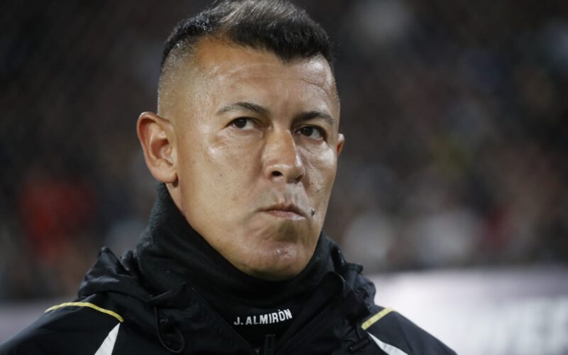 Jorge Almirón con cara de seriedad en el Estadio Monumental.